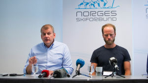 Två samlade män under presskonferensen. Norska skidförbundets ordförande Erik Røste till vänster och skidåkaren Martin Johnsrud Sundby till höger. Två samlade män under presskonferensen. Norska skidförbundets ordförande Erik Erik Røste till vänster och skidåkaren Magnus Johnsrud Sundby till höger.