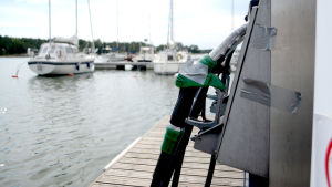 Båtbränslet är ofta dyrare än bränslet i servicestationer på land. Enligt en tidigare granskning av Yle Nyheter kostar bensinen på havet i genomsnitt 20 cent mer än på land. Tankningsbrygga i Porkala.