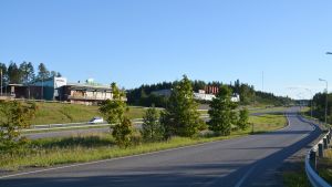Vinkraftparken skulle placeras i skogen till höger i bilden, intill gsm-masten. ABC och Tokmanni i Gammelby.