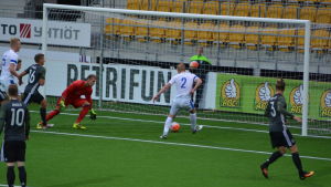 Dani Hatakkas mål dömdes bort för offside. Finland och Dani Hatakka fick in bollen en gång, målet dömdes bort för offside.