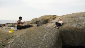 Adrian Perera och Martina Moliis-Mellberg på Klovharuns klippor. Adrian Perera och Martina Moliis-Mellberg samtalar på klipporna.