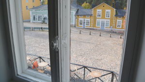 Målningar av Ulla Repo visas på Gamla Kaplansgården hela oktober. en bild tagen innifrån gamla kaplansgården över gamla rådhustorget i borgå