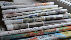 Det är fortfarande den här sortens tidningar som står för merparten av tidningshusens intäkter. tidninngar på fönsterbrädet