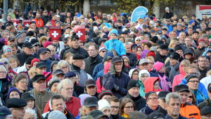 I oktober 2016 hölls en manifestation för Vasa centralsjukhus och många österbottningar slöt upp - vården ska finnas nära och på eget modersmål, tyckte många. Manifestation för Vasa centralsjukhus på torget i Vasa.