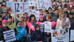 Demonstration för omfattande jour på Vasa torg. Manifestation för Vasa centralsjukhus på torget i Vasa.