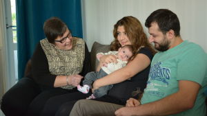 Monica, Nour och Shfan har blivit goda vänner. Monica Hedström-Järvinen sitter på soffan tillsammans med Nour Sorki och Shfan Ahmed.