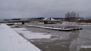 De flesta båtägarna har redan tagit upp sina båtar. Borgå å under vinter