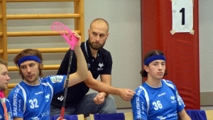 Jori Isomäki håller ett vakande öga över Nyman. Jori Isomäki är tränare för innebandylaget Blue Fox.