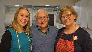 Emma Granholm, Levi Berglund och Britta Hedman Emma Granholm, Levi Berglund och Britta Hedman deltar i Terhokerho, en lekklubb för barn och pensionärer.