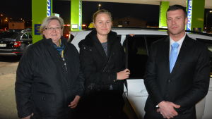 Tiina Lehtonen, Linda Johansson och Viktor Jansson på väg att uppvakta presidentparet med Korpogäddan. Tiina Lehtonen, Linda Johansson och Viktor Jansson på väg att uppvakta presidentparet med Korpogäddan.