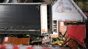 Kaos och förstörelse efter att lastbilen körde in i julmarknaden på Breitscheidplatz.
