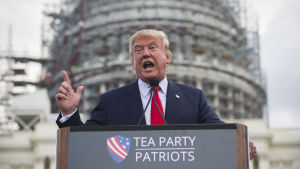 Donald Trump håller tal på en av Tea Party-rörelsens demonstrationer mot Obama-administrationens kärnavtal med Iran i september 2015. Donald Trump håller tal på en av Tea Party-rörelsens demonstrationer i september 2015.