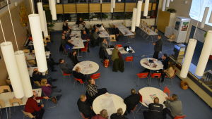Informationstillfället hölls i Solf skola. Miko Uljas på Ramboll presenterar alternativen för Vasa hamnväg i Solf skola i Korsholm.