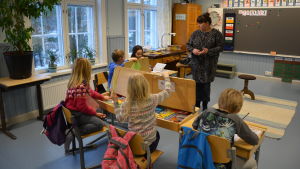 Nina Oksanen tillsammans med årskurs 1 i Västanfjärds skola. Lärare står framför en liten grupp elever i ett klassrum.