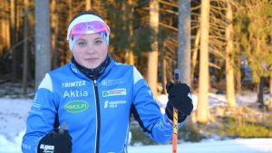 Rebecca Lönnqvist fortsätter att representera Borgå Akilles trots att hon bor i Vörå. Rebecca Lönnqvist skidar i Kokonterrängen 09.02.17