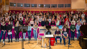 Skolmusik samlar massor av elever från hela Svenskfinland. Skolelever från Korsholm övar inför Skolmusik 2017