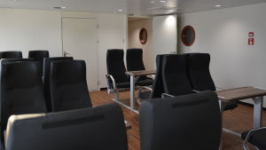 Nya business lounge. Wasalines nya business lounge. Ett rum med stolar som påminner om tågsäten med bord mellan dem.
