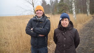 Elisabeth Liljeqvist är på Lilludden tillsammans med Ingå kommuns informatör Benjamin Lundin. En glad man i gul mössa och en kvinna i blå mössa pÅ Lilludden i Ingå. De heter Benjamin Lundin och Elisabeth Liljeqvist.