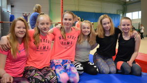 Ella Lemberg, Jennifer Lehtinen, Sofia Enberg, Lotta Laakkonen, Jill Höglund och Armida Walström. Flickor sitter på rad.