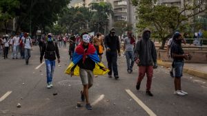Venezuela befinner sig i en politisk och ekonomisk kris. Maskerade demonstranter i Venezuelas huvudstad Caracas.