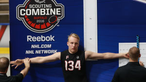 Patrik Laine under sin egen NHL Scouting Combine, som motsvarar NBA:s evenemang. Patrik Laine testas under NHL Scouting Combine 2016.