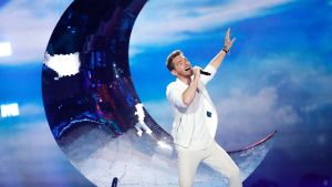 Österrikes Nathan Trent har med sig en halvmåne på Eurovisionsscenen. Österrikes sångare Nathan Trent på Eurovisionsscenen.