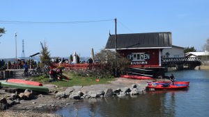 Ta dig en kaffe och njut av utsikten, tipsar Elias. Kanoterna har tagits ut för sommarsäsongen vid Café Regatta i Tölö.
