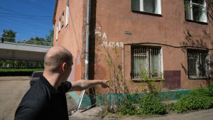 Alexandr Kuznetsov tycker att hans hus är i för dåligt skick för att repareras. Alexandr Kuznetsov tycker att hans hus är i för dåligt skick för att repareras.