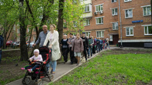 Grannarna gick tillsammans för att rösta mot rivningen av huset. Grannarna gick tillsammans för att rösta mot rivningen av huset.