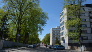 Kuppisgatan i Åbo. Vy över Kuppisgatan i Åbo med många höghus efter varandra.