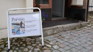 Skylten berättar att det förutom konst också finns en turistinfo innanför dörren. Borgå stads nya turistinformation i Gamla kaplansgården i Borgå 02.06.17