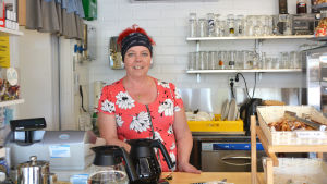 Kirsi Lagerlöf jobbar på Forsby café och vet vad som pågår i regionen. Hon tycker busstrafiken fungerar dåligt men förstår bussbolagens problem. Kirsi Lagerlöf bakom café disken