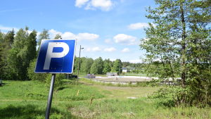 Ett parkeringsområde för 115 bilar finns inritat i närheten av den nuvarande ishockeyrinken vid Gumnäsvägen. parkeringsskylt och idrottsplan