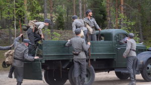 Okänd soldat i Harparskog. Hietanen och manskap i i pjäsen Okänd soldat i Harparskog.