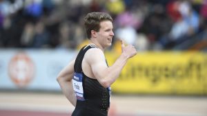 Finländskt juniorrekord för Samuel Purola igen? Samuel Purola visar tummen upp, PNG 2017.