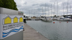 För hundra år sedan låg ofta många segelfartyg för ankar utanför Dalsbruk. De väntade antagligen på att få lossa sin last. Båtar förtöjda i Dalsbruks gästhamn.