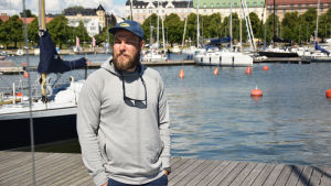 Björn-Axel Sjöblad hade räknat med att få båten såld under sommaren. Nu befarar han att han måste lyfta upp den på land i höst. Björn-Axel Sjöblad på HSS.