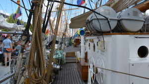 På lördagen fick man stiga ombord på svenska marinens övningsfartyg HMS Gladan. HMS Gladan.