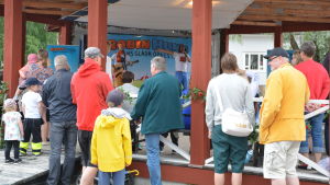 Robin Hund på spelning på Skeppsbron i Lovisa. Robin Hund på Small Ships' Race.
