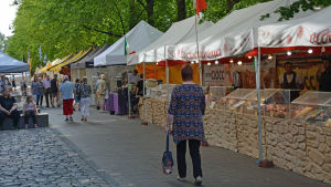Marknaden pågår veckan ut. olika stånd på street food fiesta & choco festival 2017 i vasa där flera människor tittar omkring