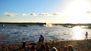 Många mänskor njöt av konserten i sina båtar en bit från stranden. Båtfarare som lyssnade på koserten i Ekenäs, juli festivalen 2017.