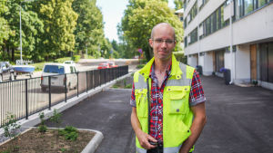 Samuli Lehti säger att han inte tror att plantorna är medvetet odlade. Porträtt på Samuli Lehti, arbetsledare på Stara. Han ansvarar för området i Haga där det hittats cannabis vid vägrenen.