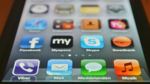 Det har också förekommit brister i t.ex. Apples Iphones. Närbild på en mobilskärm. På skärmen syns ett antal appar.