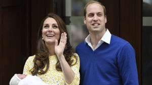 Kate Middleton och prins William med sin nyfödda bebis. Kate Middleton och Prins William med sin nyfödda bebis.