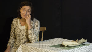 Shirley Valentine längtar bort från vardagstristessen Nina Hukkinen spelar Shirley Valentine på Luckan