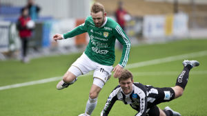 Richard Dormans grönklädda SJK lämnade VPS och Joonas Vahtera bakom sig. Richard Dorman och Joonas Vahtera, VPS-SJK, april 2017.