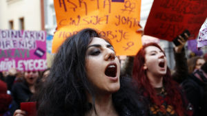 Demonstranter i Istanbul ropar slagord för att protestera mot valresultatet i den turkiska folkomröstningen 2017.