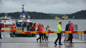 Passagerarna från Sterna kom i land efter några timmar ombord. Passagerare kommer i land från Sterna.