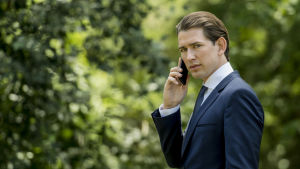 Sebastian Kurz. Österrikes utrikesminister Sebastian Kurz talar i telefon.