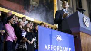 Barack Obama pratar om Obamacare i Boston i oktober 2013. Barack Obama pratar om Obamacare i Boston, Massachusetts i oktober 2013.